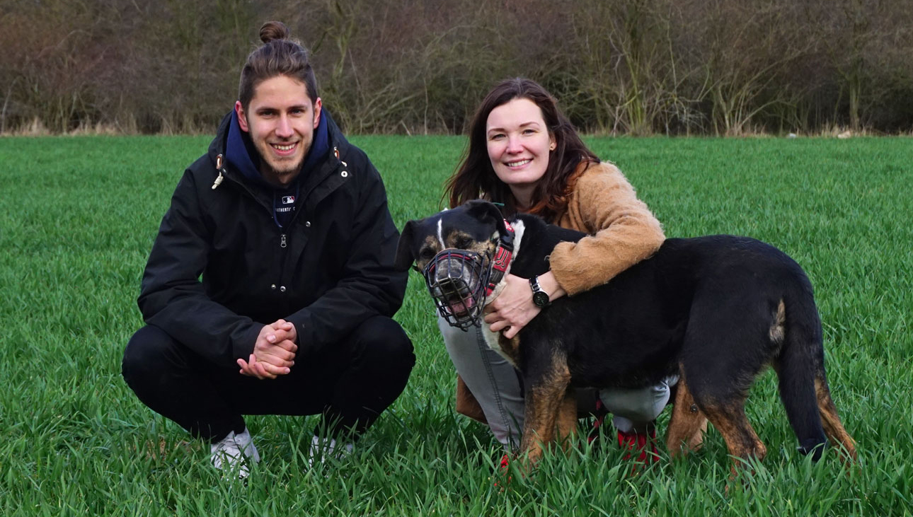 Matyáš z Dogsie a Katka z FUNKY DOG s černým psem v poli