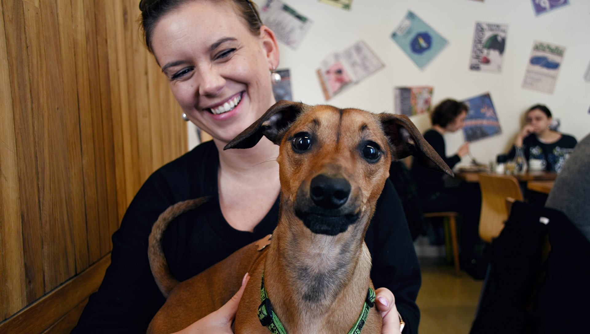 usmívající se Tereza se psem na klíně