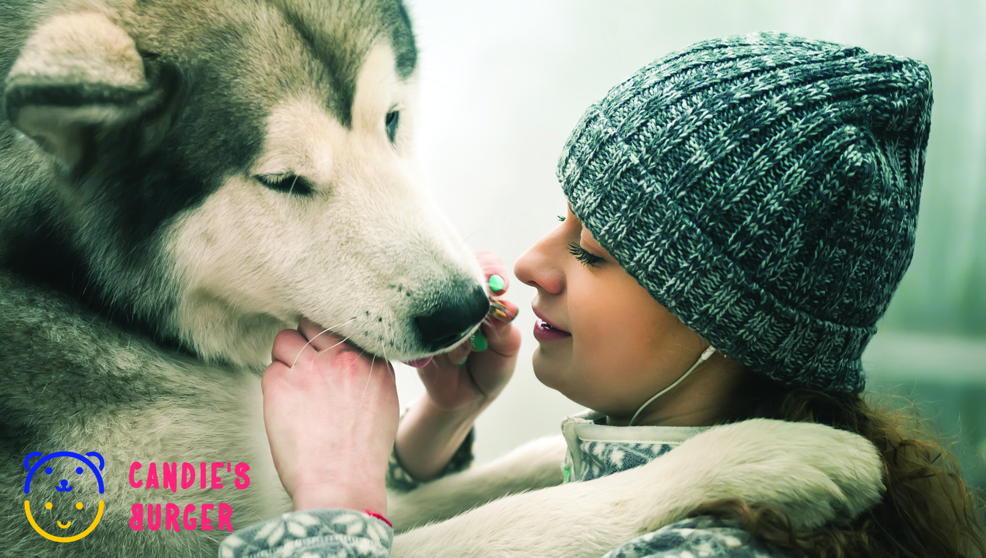 žena dává psovi pamlsek